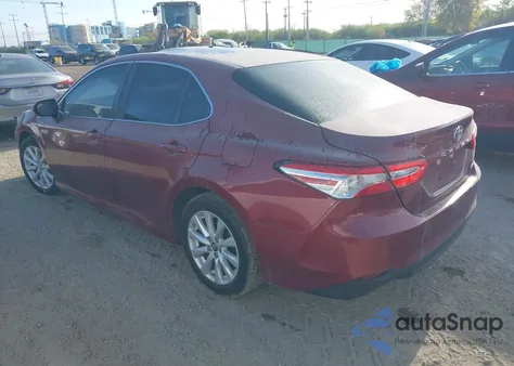 2018 Toyota Camry Le z USA, uszkodzony, nr VIN 4T1B11HK5JU633830